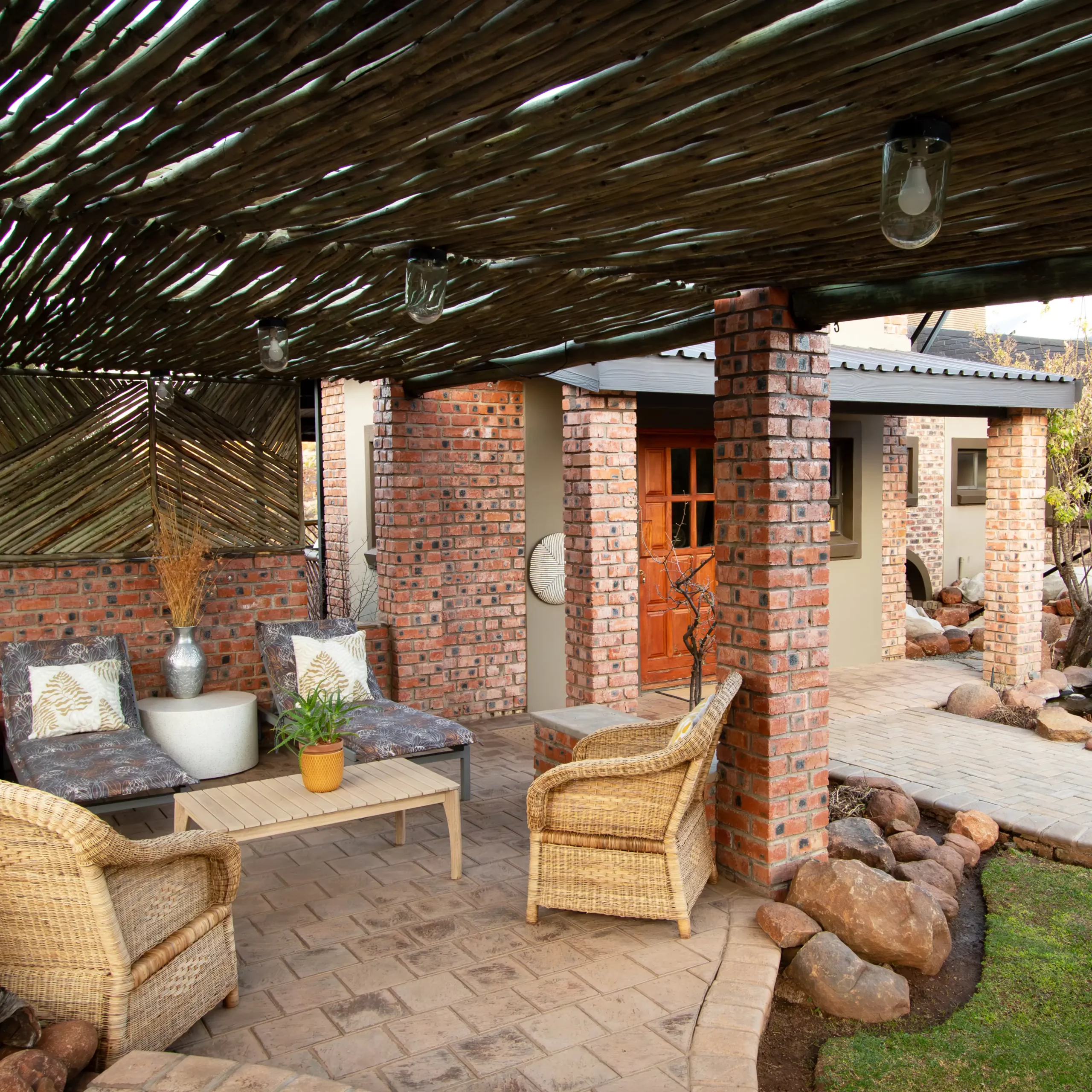 Kishindo - Accommodation Outside Lounge